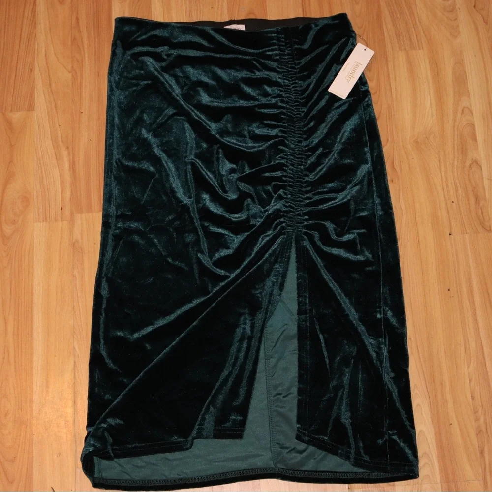 Laundry by Shelli | 2 Piece Velvet Set - Picture 6 of 6